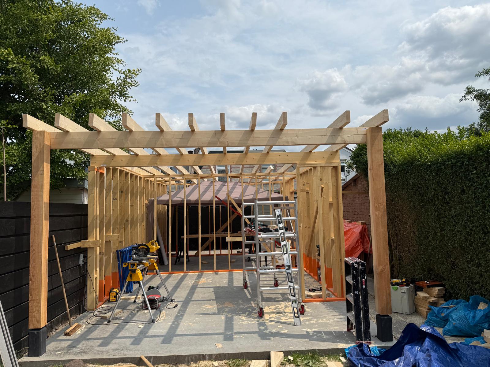 Maatwerk houten berging met overkapping — foto 3