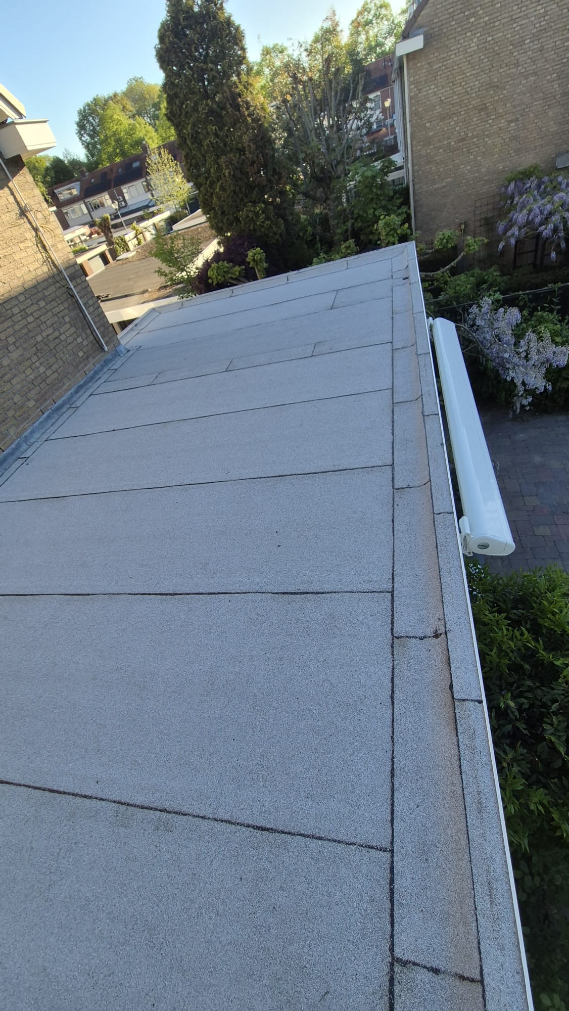 Nieuw bitumen dak met witte dakbedekking — foto 4