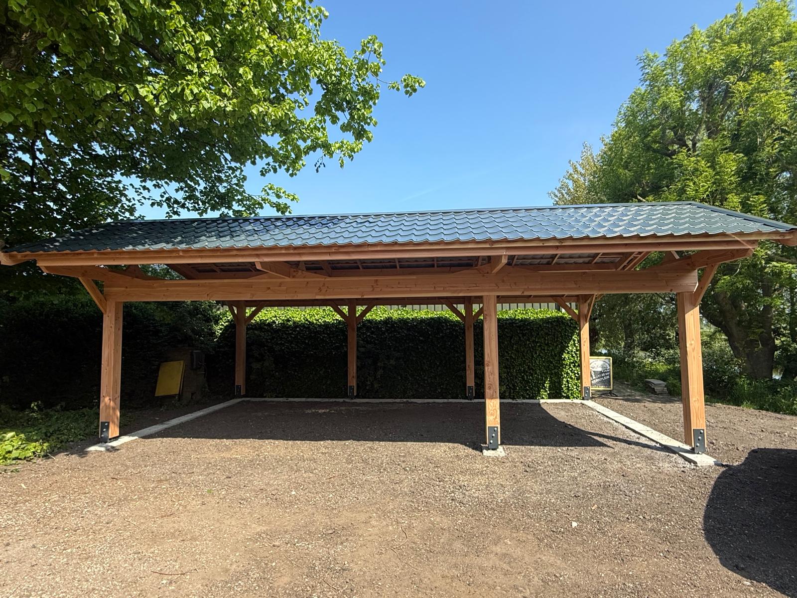Carport met houten dakconstructie