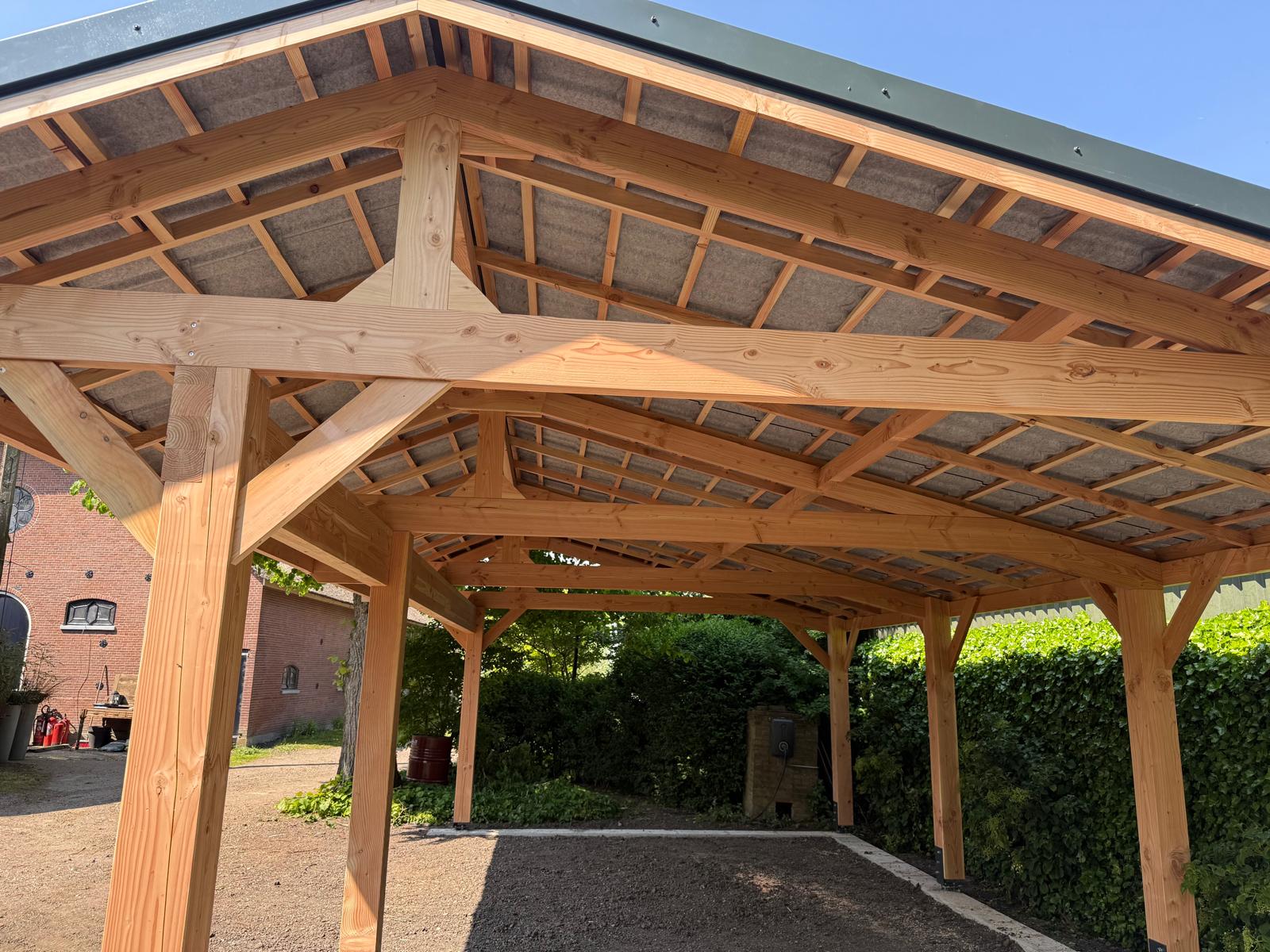 Carport met houten dakconstructie — foto 3